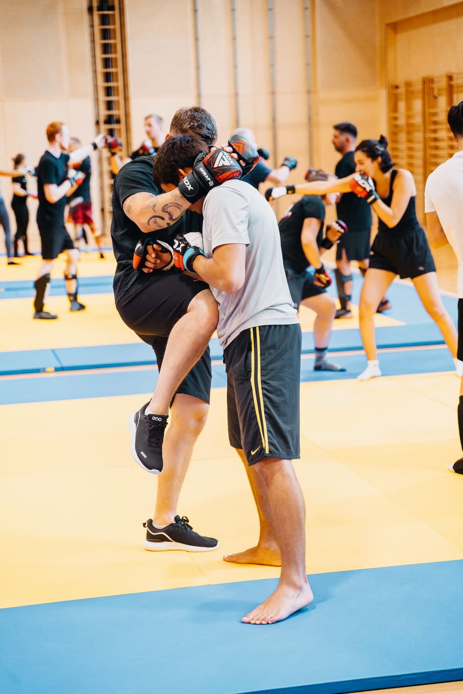 Kniestoß im Clinch beim Kampfsporttraining